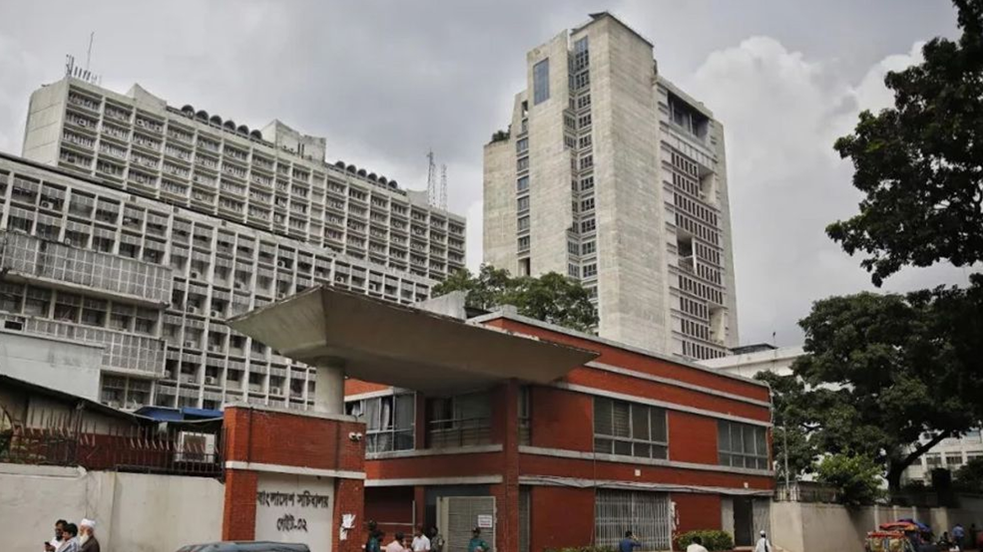 চুক্তিভিত্তিক সচিবদের নিয়ন্ত্রণে প্রশাসন, পদোন্নতিতে স্থবিরতায় নিয়মিত কর্মকর্তাদের ক্ষোভ