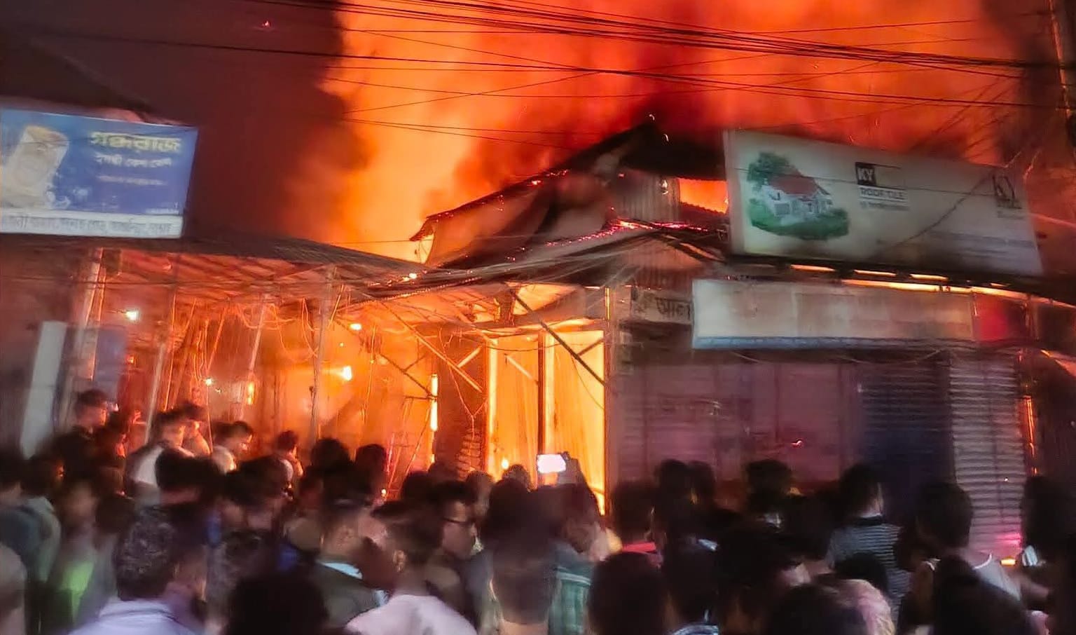 জিরানী বাজারে ভয়াবহ অগ্নিকাণ্ড, ১৭ দোকান ভস্মীভূত