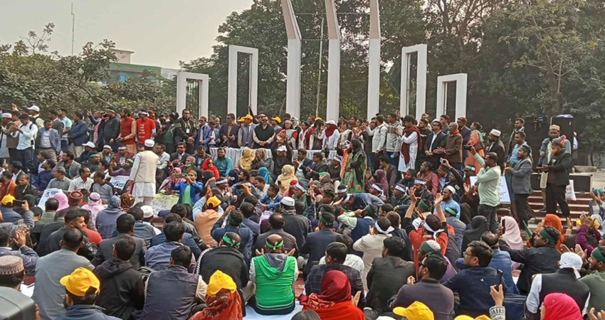 তিনদফা দাবিতে শহীদ মিনারে চলছে প্রাথমিক শিক্ষকদের অবস্থান কর্মসূচী