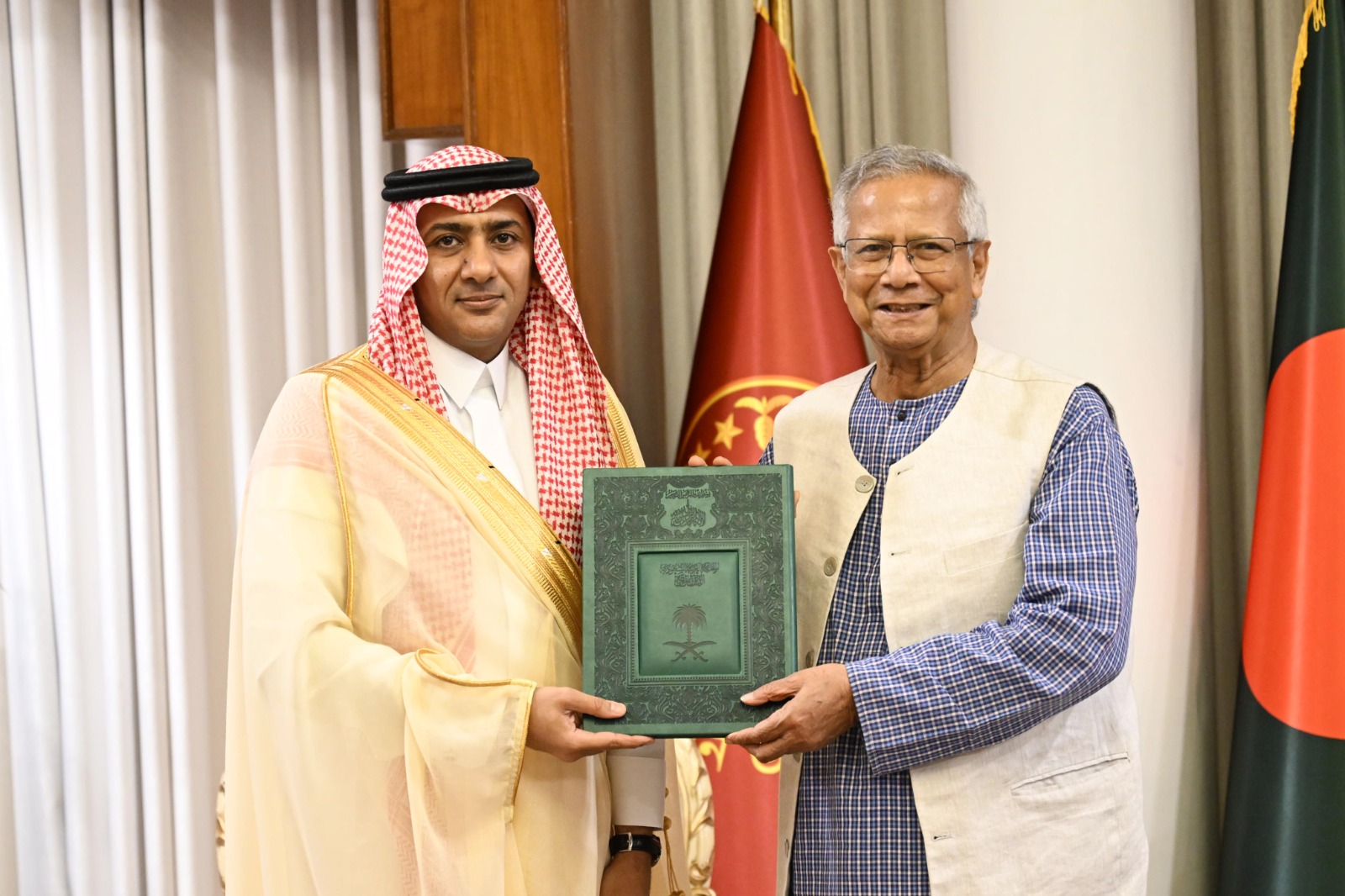 সৌদি আরবকে বাংলাদেশে উৎপাদন খাত গড়ার প্রস্তাব দিয়েছেন প্রধান উপদেষ্টা