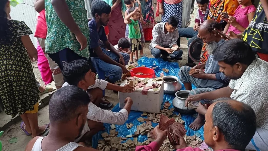 সিরাজগঞ্জে সেই ভিক্ষুকের ঘরে মিলল আরও ১ বস্তা টাকা