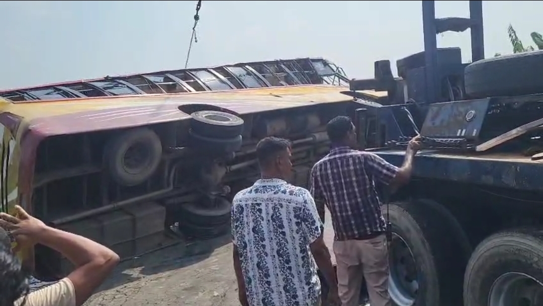 ফরিদপুরে বাস উল্টে শিশুসহ নিহত দুই, আহত ১৫