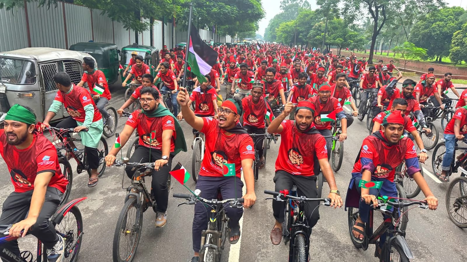 জুলাই গণঅভ্যুত্থানের বর্ষপূতি উপলক্ষে ঢাবি শিবিরের সাইকেল র‌্যালি