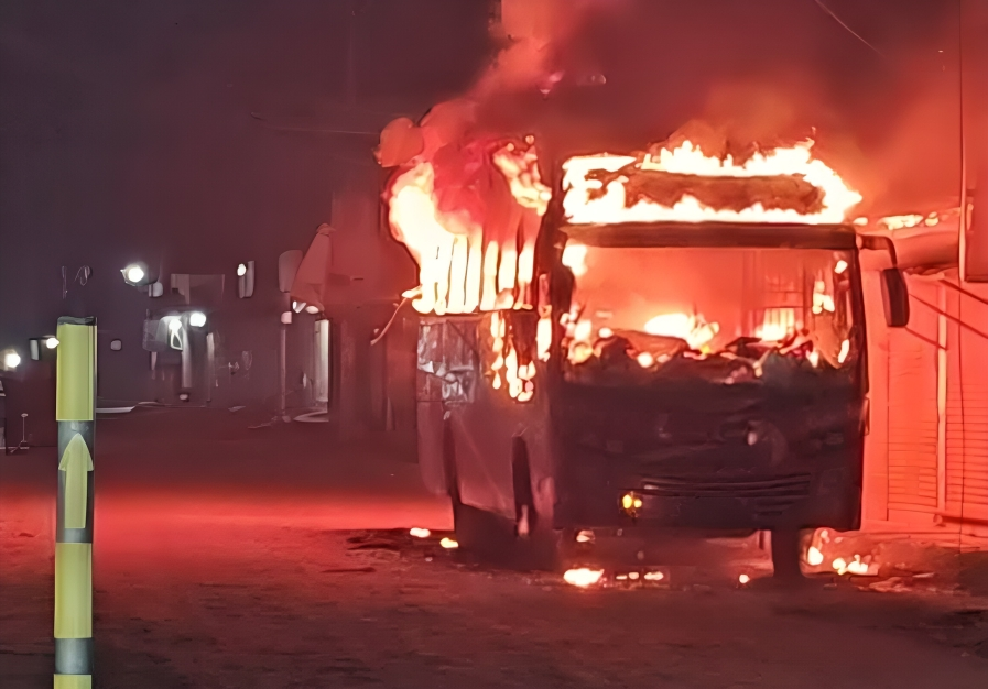 গভীর রাতে ময়মনসিংহে বাসে আগুন, দগ্ধ হয়ে ঘুমন্ত চালকের মৃত্যু