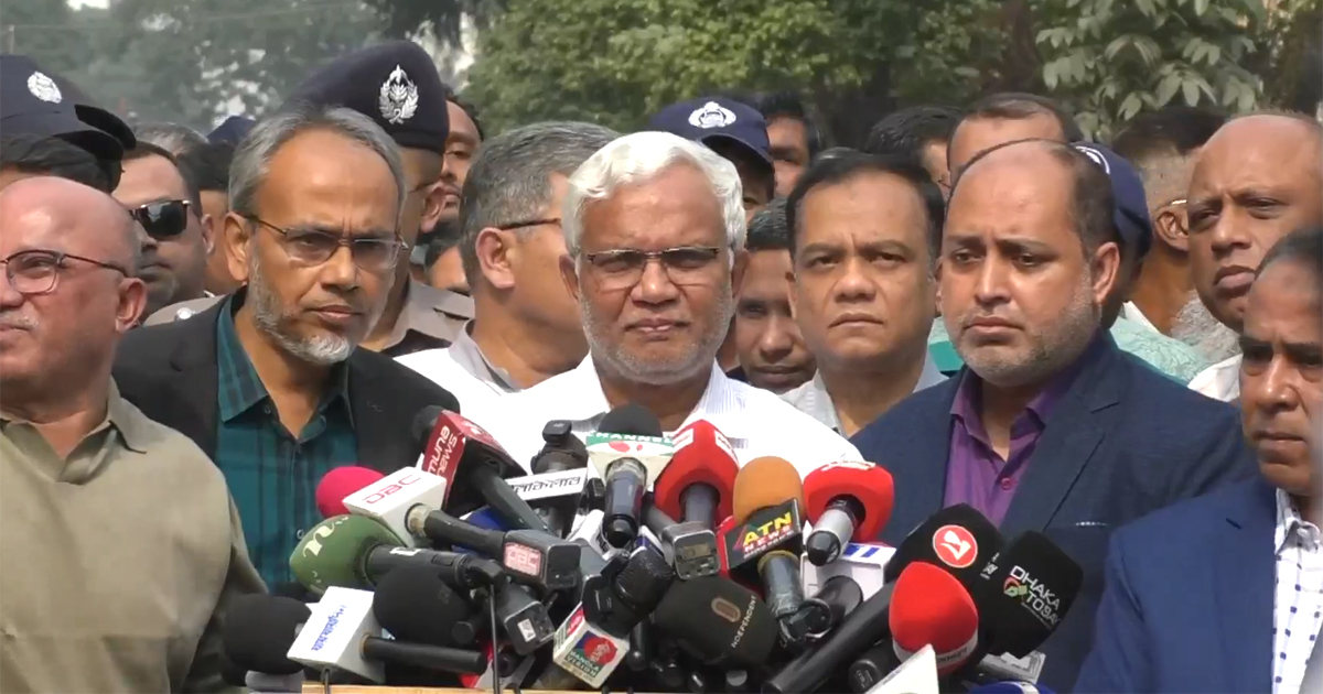 খালেদা জিয়া চিকিৎসা গ্রহণ করতে পারছেন, গুজবে কান দেবেন না: ডা. জাহিদ